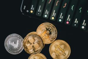 Kryptovaluutat ovat viimeisen kymmenen vuoden aikana nousseet ennakkoluulojen varjoista yhdeksi tunnetuimmaksi teknologiatrendiksi. Tässä samalla miljoonat sijoittajat ympäri maailmaa ovat kääntäneet katseensa kryptoja päin. Monelle erilaisten kryptojen, kuten Bitcoinin ja Ethereumin ostaminen on tapa sijoittaa, kun taas toisille kryptot ovat vain spekuloinnin aihe. Tässä herääkin kultainen kysymys: onko kryptovaluutoiden ostaminen oikeasti sijoittamista vai enemmänkin uhkapeliä?